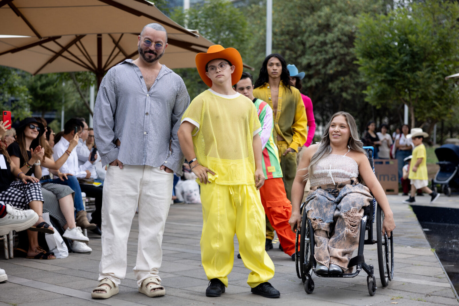 Modelos con y sin discapacidad desfilando juntos en el All Inclusive Runway, evento de moda inclusiva organizado por Cambiando Modelos y Kadima.
