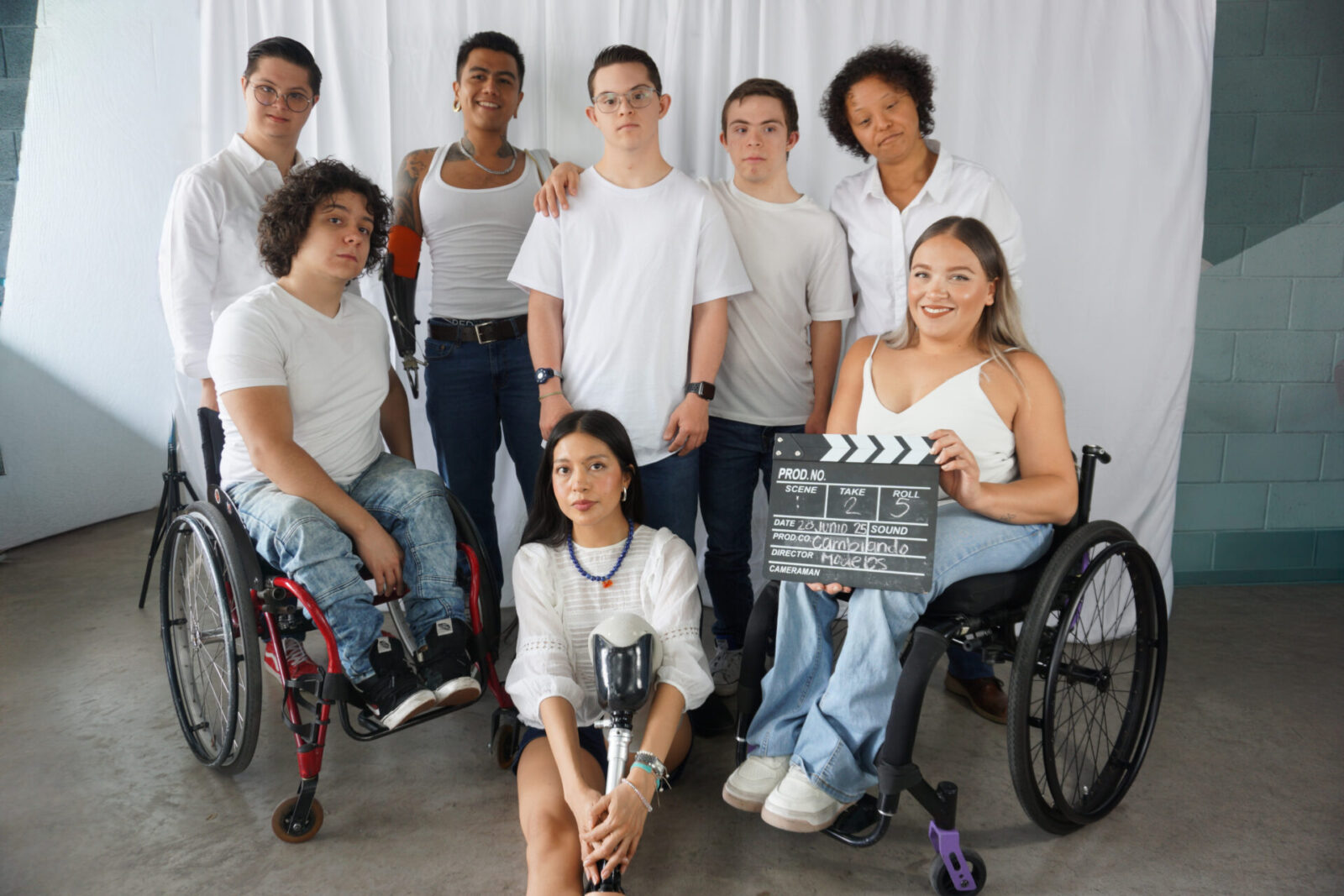 Equipo de filmación durante grabación inclusiva con participación de personas con discapacidad frente y detrás de cámaras.